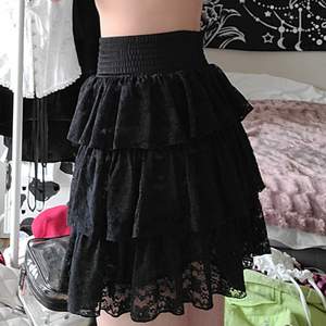 VÄRLDENS finaste kjol som säljs då jag bytt stil. Aldrig använd av mig🥰 thrifted och i nyskick. Suuuperskön och stretchig, sitter inte åt för mycket! Passar XS-mindre M ❤❤