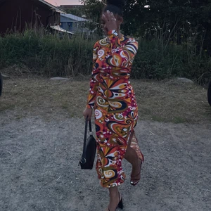 Mönstrad klänning  - Säljer denna super fina klänningen från Zara som är slutsåld,använd en gång. Original pris 599kr. Köparen står för frakten 💕✨💕