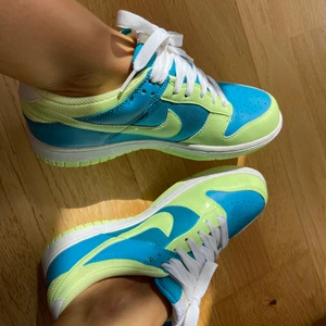 Dunks SÄLLSYNTA retro - Säljer ett par Dunks jag endast använt 1 gång och jag köpte de för ca 10 år på en Nike butik i Stockholm. Storlek 39 så passar även 38a eftersom Nike är lite mindre i storlekarna. Utmärkt skick eftersom endast använt 1 gång och härliga färger. 100% ÄKTA. 