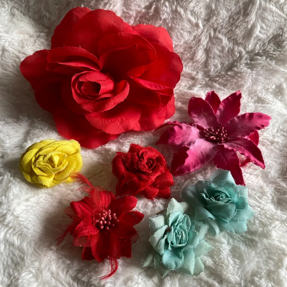 Blommor som man kan ha i håret eller även kläder/väskor.. (förutom den största då den it har ett spänne)  fraktkostnad tillkommer. 10kr/ styck 🌸✨. Accessoarer.