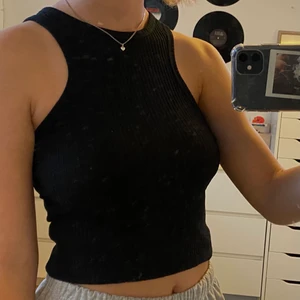 svart linne  - svart ribbat linne från h&m i strl XS men passar även S och M. frakt tillkommer 💫