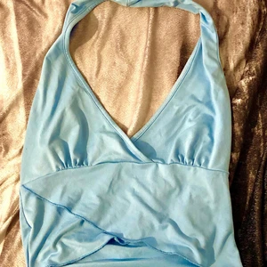 Halterneck topp  - Asgullig blå halterneck topp strl M<3 Säljs då den är för stor för mig med mindre bröst, men kan knytas med gummisnodd. Köparen står för frakten💋
