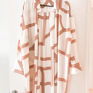 Vit skjorta med rött grafiskt mönster - Helt oanvänd skjorta i storlek 44 från Gina Tricot