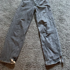 zara jeans  - Säljer dessa superfina zara jeans som tyvärr är för stora för mig. De är så fina och väldigt populära. Om många är intresserade blir det budgivning ☺️💕