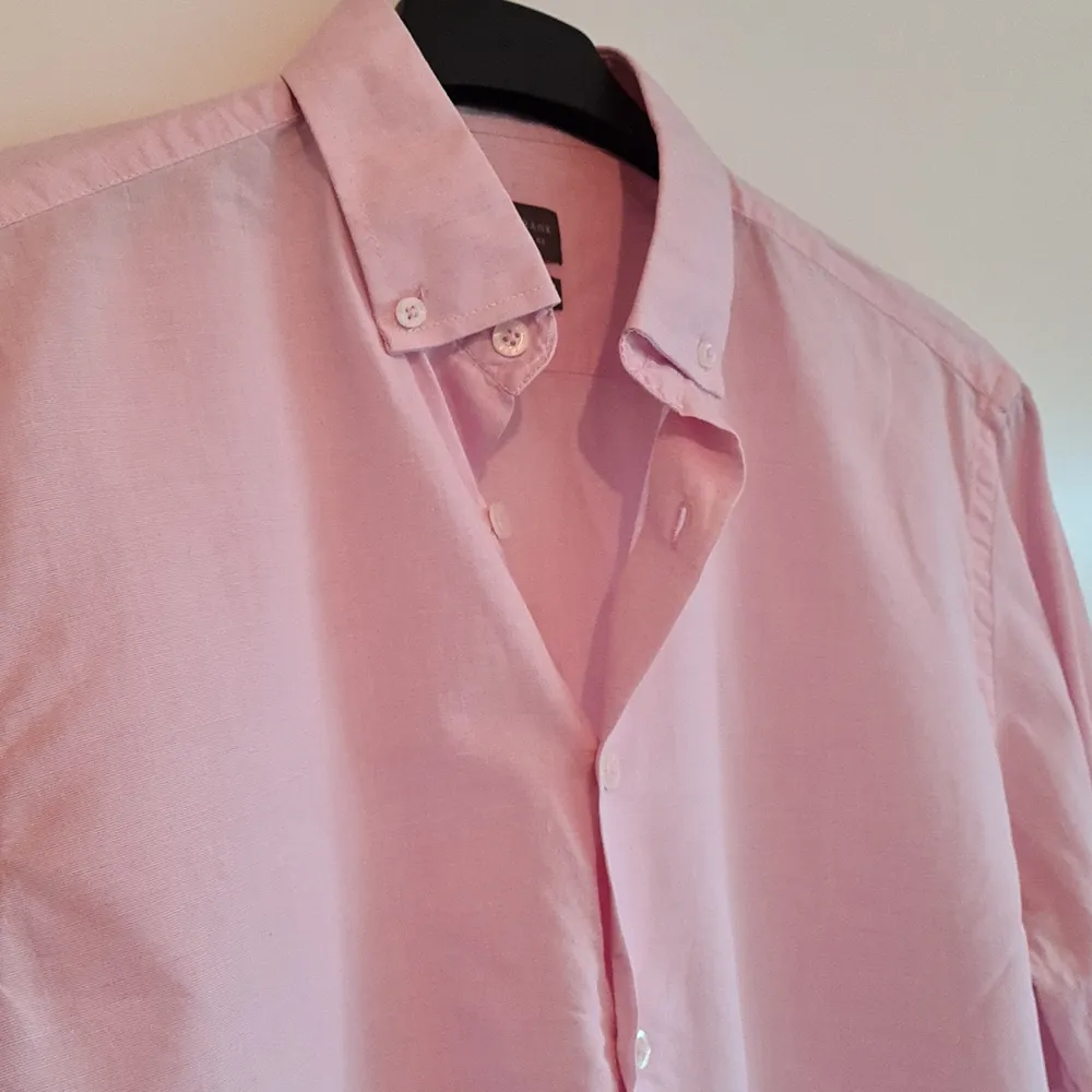 Rosa, tunn skjorta från Grand Frank. 70% bomull, 30% linne. Endast använd någon enstaka gång så i fint skick. Storlek 39/40 slim fit.. Skjortor.