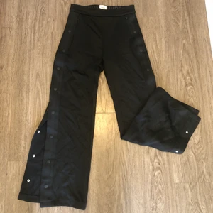 Byxor med knappar - Säljer dessa coola byxor med knappar då de inte kommer till användning längre. Man kan öppna alla knappar likaså stänga. Två fickor och ett snöre runt så man kan knyta åt i midjan (snöret sitter innanför så man inte ser det). Storlek XS men passar mig perfekt som är 170cm lång. Ordinariepriset låg på cirka 800-900:- så kom med förslag på ett pris du vill ge. Du själv står för fraktkostnaden.