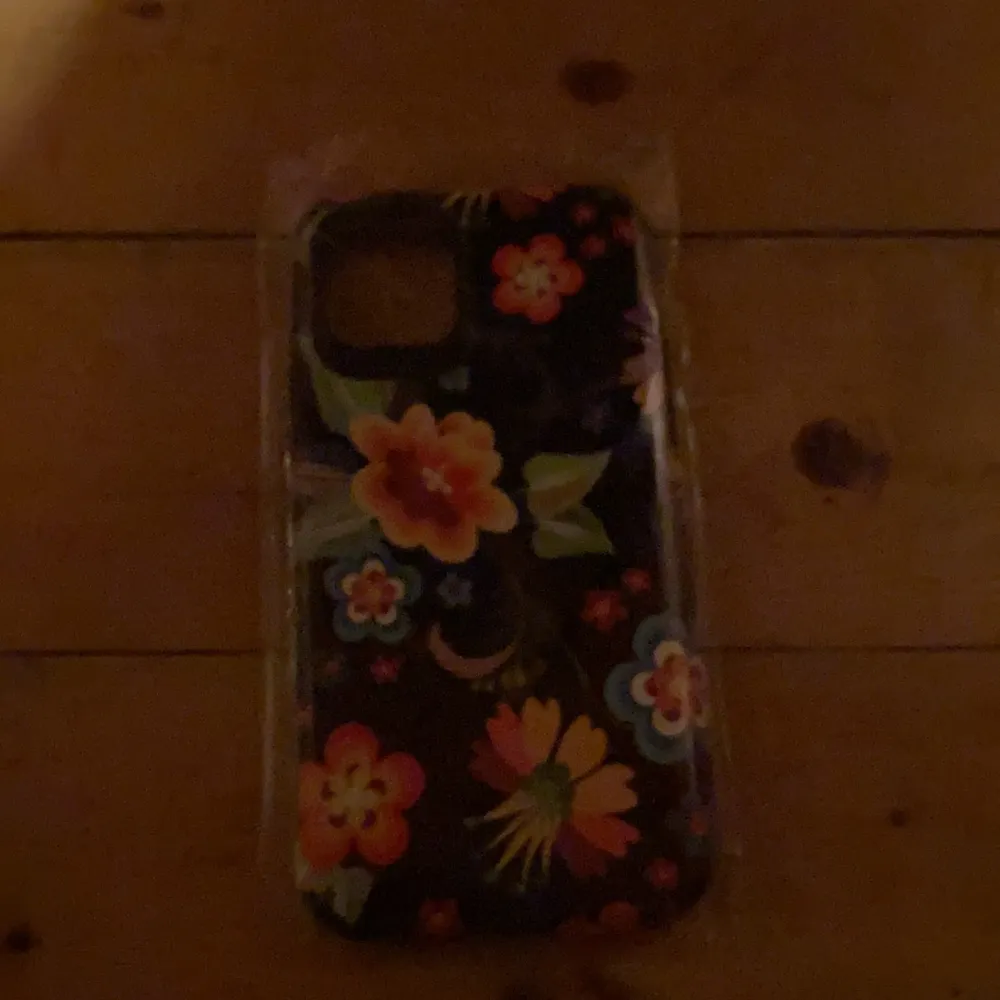 Det här är ett skal för iPhone 11 pro och kommer från dollar stor🌸🌼 aldrig använt i original förpackning. . Övrigt.