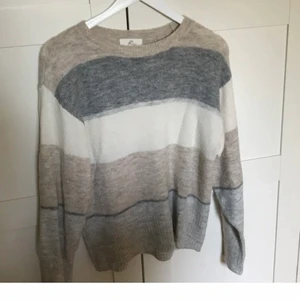 Randig Stickad tröja - Jätteskön stickad tröja. Sällan använd. Storlek S men passar även Xs och M (köparen står för frakten)