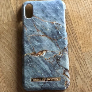 Ideal of Sweden - Ideal of Sweden skal passande iPhone X, färgen Royal Marble som inte finns att köpa längre. En liten spricka i ena hörnet men iövrigt nyskick. Inget som har någon större påverkan av funktionen på det.