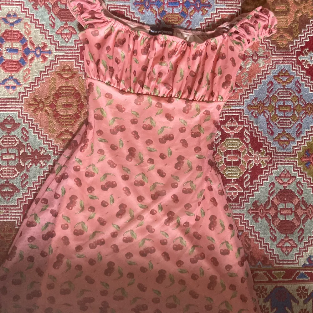 Fin klänning som framhäver kroppsformen så bra! Köpt från Zalando men märket är New girl order❤️ skriv om ni har några funderingar. . Klänningar.
