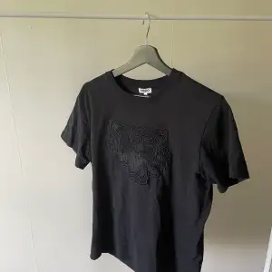 T-shirt från kenzo med en broderad tiger på. Inköpt för ett par år sedan men väldigt sparsamt använd. Storlek L, men sitter som en M. Frakt fastlås efter bestämmelse, köpare står för frakt.📦