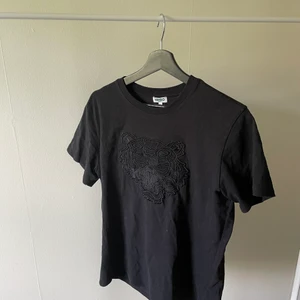 Kenzo-T-shirt  - T-shirt från kenzo med en broderad tiger på. Inköpt för ett par år sedan men väldigt sparsamt använd. Storlek L, men sitter som en M. Frakt fastlås efter bestämmelse, köpare står för frakt.📦