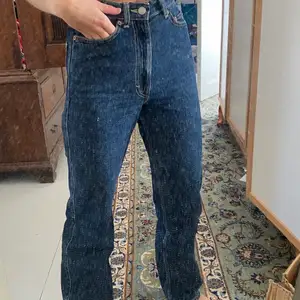 Weekday jeans i modellen rowe. Högmidjade, raka och långa benen. Dom passar mig perfekt som är 164cm. Dom är i stort sätt oanvända