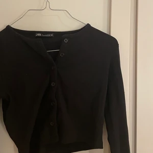 Croptop  - Croptop med knappar från zara , aldrig använd 