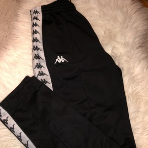 Kappa mjukisar - Ett par jättesnygga mjukisbyxor som passar perfekt nu till hösten då de är lite tjockare i materialet. Lätt å styla med också. Knappt använda. Priset kan diskuteras.