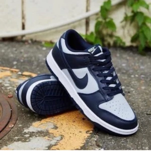 Dunk Low Georgetown  - Dunk Low Georgetown   Tillgänglig i storlekar⬇️  • EU39  •Pris:1599kr _____________________ • EU40 • eu 43 EU44   • Pris: 2200   • Går att lösa andra storlekar   • Skick: DS/Oanvänd   • Vi nås genom dm för eventuella frågor eller funderingar!  • Flera bilder fås via dm  #erisneakers