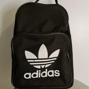 Ryggsäck Adidas  - Använd men i fint skick. 