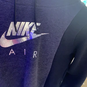 Nike hoodie - Fin Nike kroppad hoodie i storlek XS