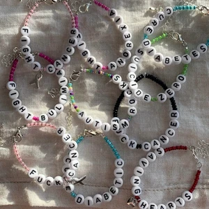 Välgörenhetsarmband 🤍 - Saving hearts ❤️ 25% av all vinst doneras till Hjärt-Lungfonden!  Fuck cancer & Fight cancer 💗 25% av all vinst doneras till Bröstcancerfonden!   Cure diabetic & Cure diabetes 💙 25% av all vinst doneras till Barndiabetsfonden!  Fuck cancer 🖤 25% av all vinst doneras till Prostatacancerfonden!   Fight bulimia & Fight anorexia 💗 25% av all vinst doneras till Frisk&Fri!   Autism rocks 💛 25% av all vinst doneras till Autism-Aspergerförbundet!   Suicide zero 💚 25% av all vinst doneras till Suicide Zer