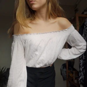 Vit off-shouldertopp från H&M💕 - Vit off-shouldertopp från H&M i storlek XS, knappt använd❤️