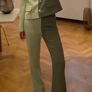 Snygga byxor för alla tillfällen!  - Säljer dessa byxor från märket Hosbjerg! Inte fått användning av dessa byxor alls faktiskt, vilket har varit synd. Dem är en aning långa för mig som är 165 och sitter lite för stort på för mig. Bilden är lånad från deras egna hemsida