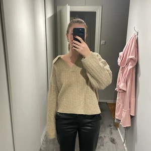 Stickad🧡🧡🧡 - Säljer min beige stickade tröja med tenniskrage frpn Zara❤️ endast använd ett fåtal gånger så i jättefint skick! Superfin både med och utan tröja under💕💕💕💕