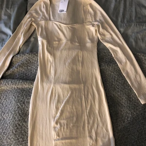 Klänning - Helt oanvänd klänning från H&M. Säljer då den aldrig kommer till användning 