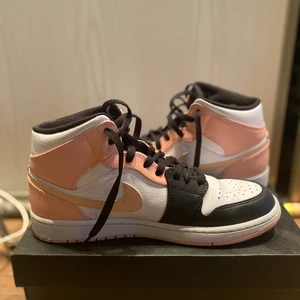 Jordan 1 mid white/artic orange-black - Bra skick, ganska oanvända, lite creasade.             Storlek 42,5 