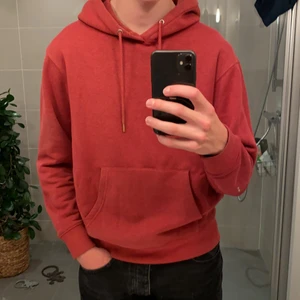 Hoodie, röd från jack&jones - Hoodie från jack&jones, så gott som nyskicka och använd lite. Skönt material och mjuk på insidan. Modell 185 cm. Säljer pga dåligt användande och lite för liten i storleken. Pris går att diskutera 
