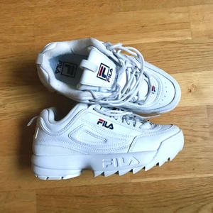 Fila sneakers 38 - Sparsamt använda, enda skråman är på sista bilden. Säljes enbart pga något för små.
