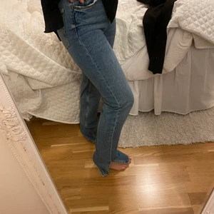 Jeans - Fint skick, jag är en S och de passar mig bra. Lite långa för mig som är 172🌼  slits längst ner ✨