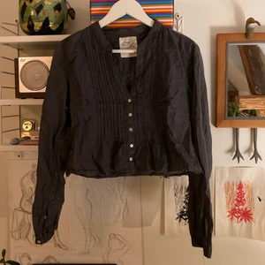 Grå blus  - En grå avklippt blus köpt på hm för väldigt länge sen. Färgen är ljusare i verkligenheten! Kan mötas upp eller frakta❣️