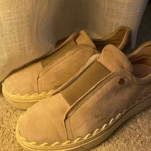 Beiga sneakers - Säljer dessa superfina skorna! Köptes för ungefär ett år sedan men bara använda en gång då de tyvärr var för små för mig!