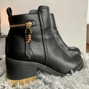 Ankle Boots XIT - Booots från Din Sko. Väl använda. Märken enl. vad som kan förväntas av begagnade skor. // spårbar frakt om så önskas, köpare står för frakten. 
