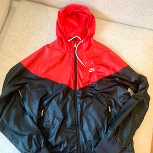 Nike vind jacka - Nästan som ny knappt använd