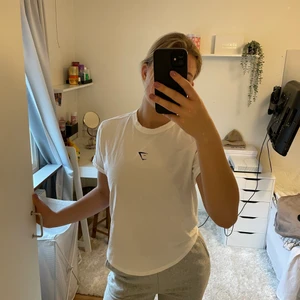 Gymshark tshirt - Säljer Denhär snygga, vita T-shirten från gymshark i storlek S. Har använt runt 3 gånger💕💗💞