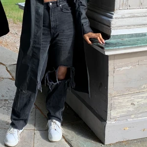 Na-Kd Jeans - Svarta jeans, hög midja, slitning på båda knän. Strl 34. 