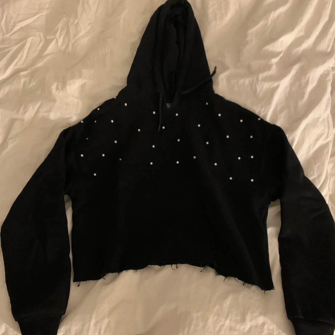 Croppad tjocktröja med stenar