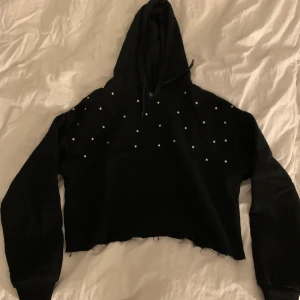Croppad tjocktröja med stenar - Fint skick. Frakt tillkommer