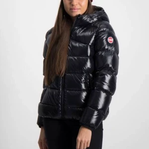 Colmar jacka  - Säljer denna colmar jacka som bara har använts 1 vinter så den är helt som ny, barnstorlek men passar som en  XS. Nypris 3500. Hör av er om ni har frågor , köp direkt för 2700