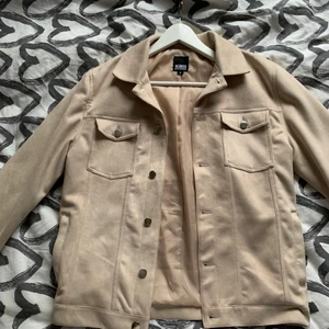 Jacka, fake suede  - Storlek S men passar M beroende på hur du vill att den ska sitta