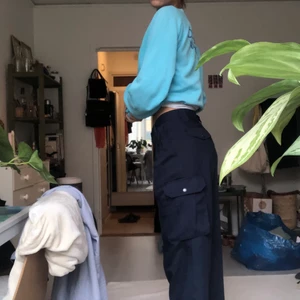 Vintage cargo pants  - Mörkblåa cargo pants köpta second hand i Köphenhamn!!! Jag är 178 cm lång och de går ner till marken på mig❤️ 