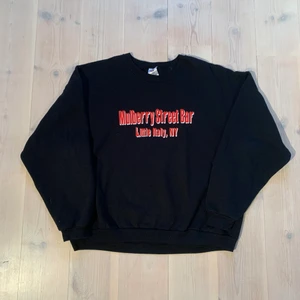 Vintage Home of the Sopranos sweatshirt - Storlek XL men sitter som en boxy L/M eftersom att den är relativt kort!, skick 8/10 inga flaws förutom lite tvättade såklart! Tröjan är från den kända Tv-serien Home of the Sopranos och är från tidigt 2000 tal om inte ännu tidigare!