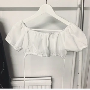 Boho topp storlek S/M - Nyinköpt vit topp i storlek M men känns mer som XS/S.    Säljer eftersom den inte passade mig. 