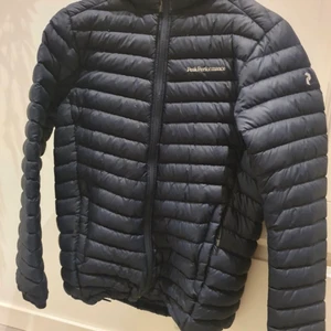 Intressekol 600kr - Jätte fin peak performance jacka i storlek 170, bra skick men använder tyvärr inte.
