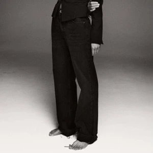 Zara jeans  - Superfina jeans från zara som är svart/grå i full lenght. Storlek 34! ‼️100kr + frakt ‼️ skriv för fler bilder 💞