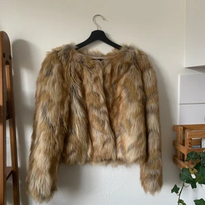 Fake pälsjacka stl M  - Använt fåtal gånger, i väldigt fint skick! 🧡 