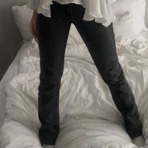 Ja säljer dessa gråa jeans i märket honey b blue! Jeansen är lågmidjade som man kan se på andra bilden! Dom är i strl 38 och är i bra skick. 🖤⚡️ jag använder vanligtvis strl 32-36 men dom passar bra på mig! Köparen står för frakt 