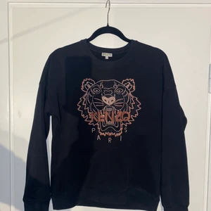Kenzo Sweatshirt Storlek S - En Kenzo Sweatshirt i storlek Kids 16A och passar perfekt på en S, använd ett fåtal gånger men köpt för ett par år sedan, originalpris 1699. 