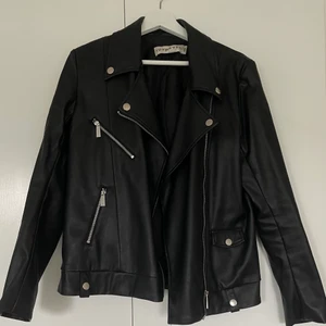 Skinnjacka  - Perfekt skinnjacka med en perfekt längd! Sitter asbra och älskar modellen. Inte för lång men heller inte för kort! 